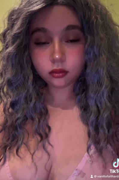 Cute TikTok slut Vanilla Faith