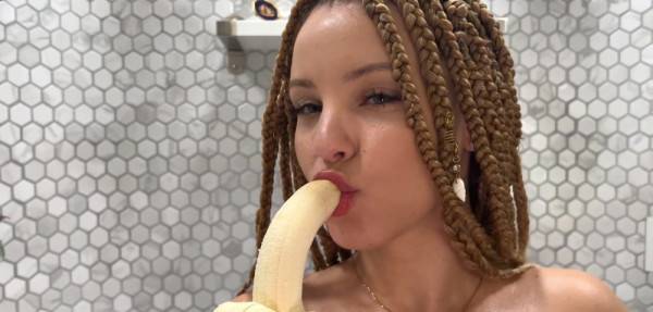 Xoleelee striptease in the kitchen